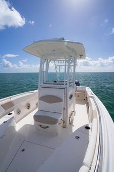 Robalo R242-CENTER-CONSOLE image