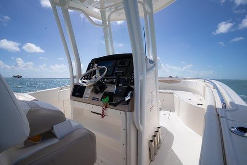 Robalo R242-CENTER-CONSOLE image