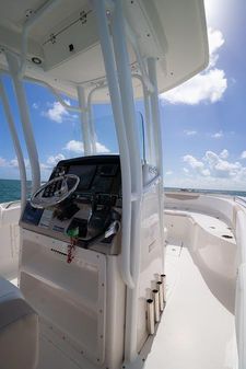 Robalo R242-CENTER-CONSOLE image