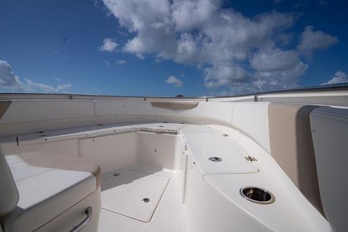 Robalo R242-CENTER-CONSOLE image