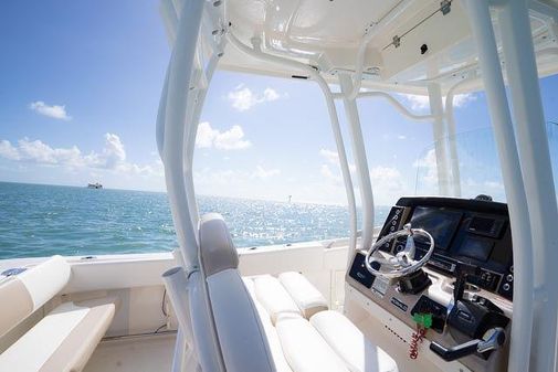 Robalo R242-CENTER-CONSOLE image