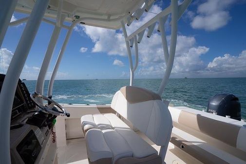 Robalo R242-CENTER-CONSOLE image