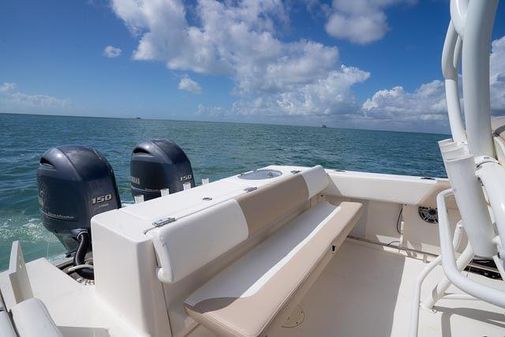 Robalo R242-CENTER-CONSOLE image