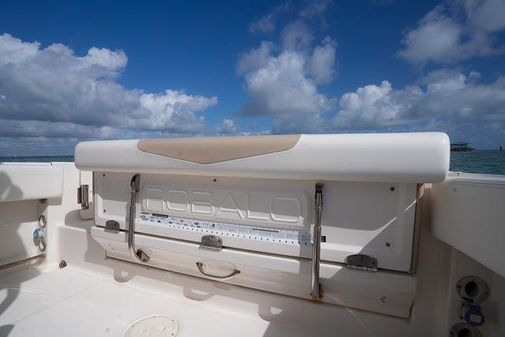 Robalo R242-CENTER-CONSOLE image