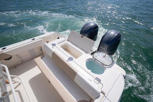 Robalo R242-CENTER-CONSOLE image