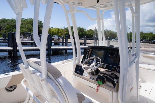 Robalo R242-CENTER-CONSOLE image