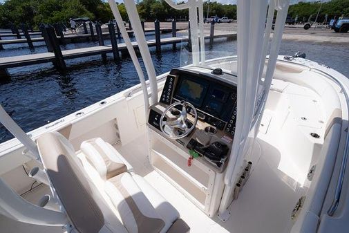 Robalo R242-CENTER-CONSOLE image