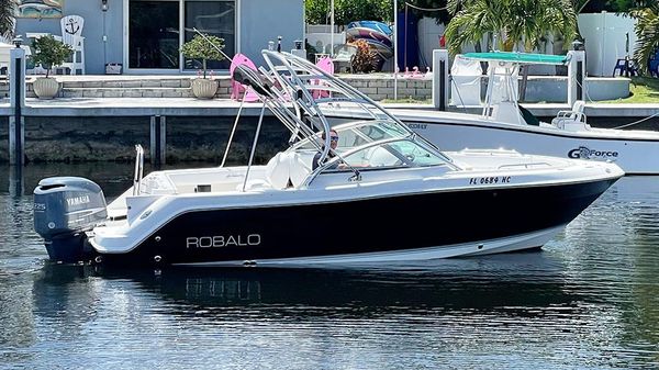 Robalo R227 Dual Console