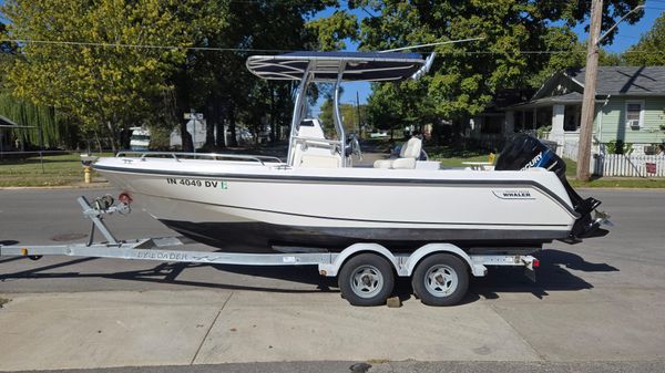 Boston Whaler 210 Outrage 