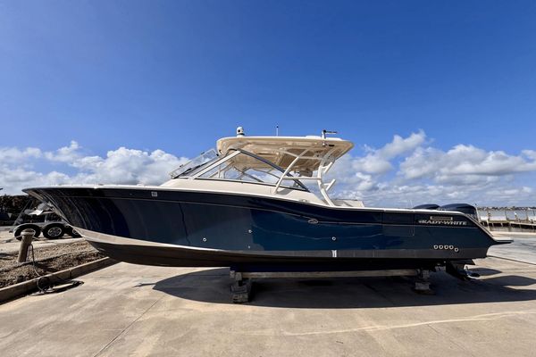 Grady-White Freedom 325 - main image