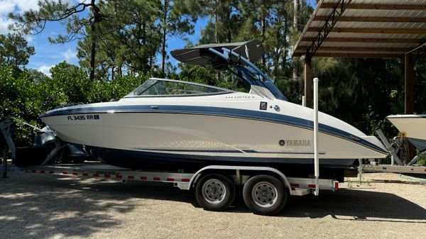 Yamaha Boats 242 Limited S 