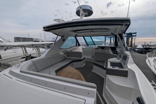 Sea Ray 320 Sundancer OB image