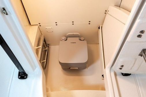 Robalo R230-CENTER-CONSOLE image