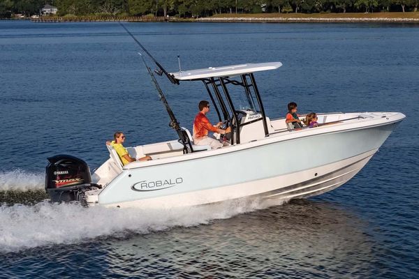 Robalo R230-CENTER-CONSOLE - main image