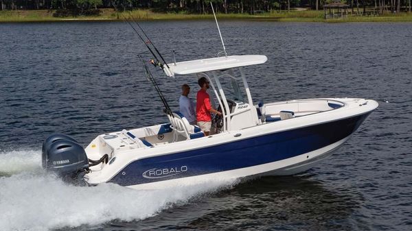 Robalo R242 Center Console