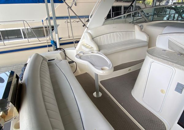 Rinker 340 Fiesta Vee image