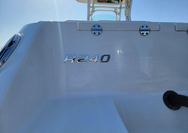 Robalo R240-CENTER-CONSOLE image