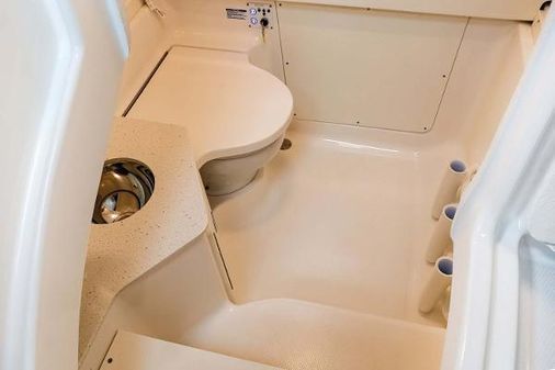 Robalo R302-CENTER-CONSOLE image