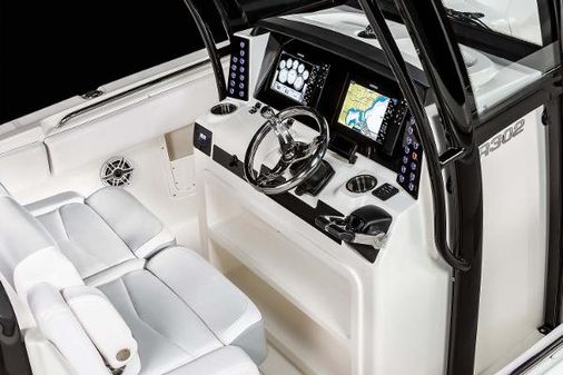 Robalo R302-CENTER-CONSOLE image