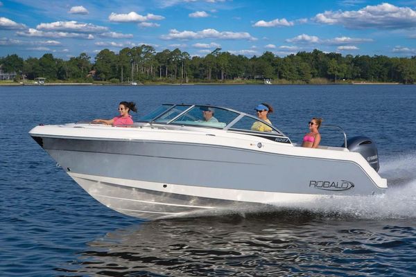 Robalo R227 Dual Console - main image