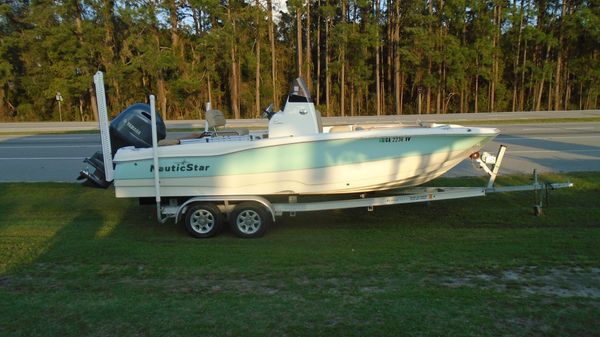 NauticStar 211 Hybrid