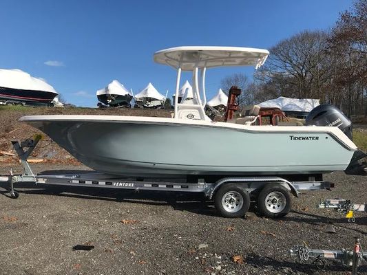 Tidewater 22 center console - main image