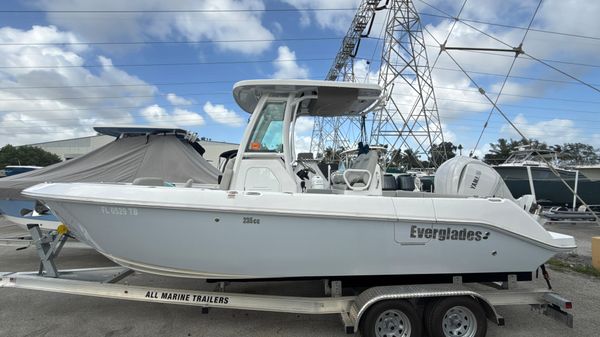 Everglades 235 Center Console 