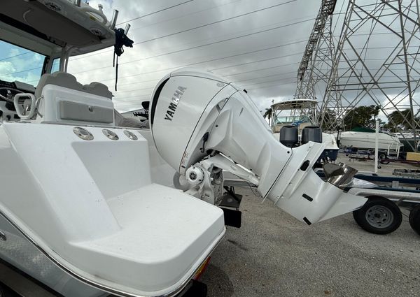 Everglades 235-CENTER-CONSOLE image