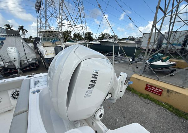 Everglades 235-CENTER-CONSOLE image