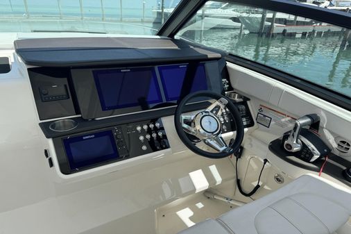 Sea Ray 320 Sundancer image