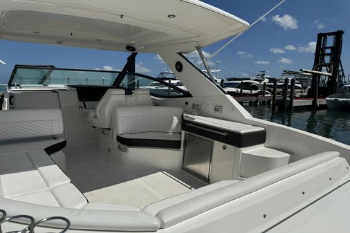 Sea Ray 320 Sundancer image