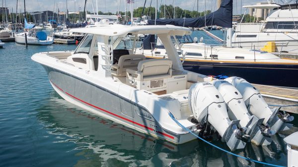 Boston Whaler 350 Realm 