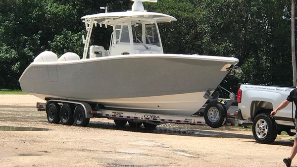 Cobia 320 Center Console 