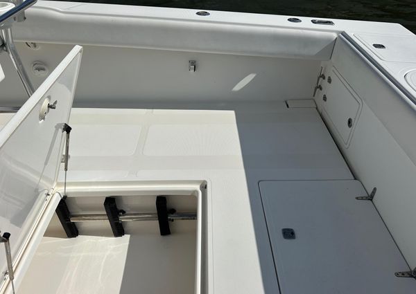 Venture 34 Center Console image