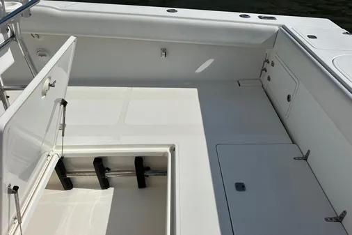 Venture 34 Center Console image