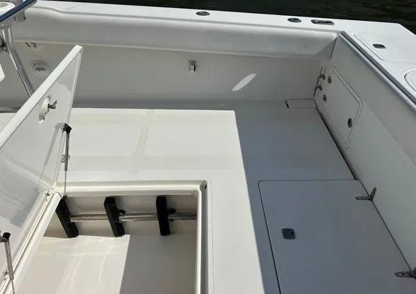 Venture 34 Center Console image