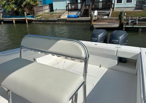 Venture 34 Center Console image