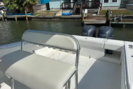 Venture 34 Center Console image