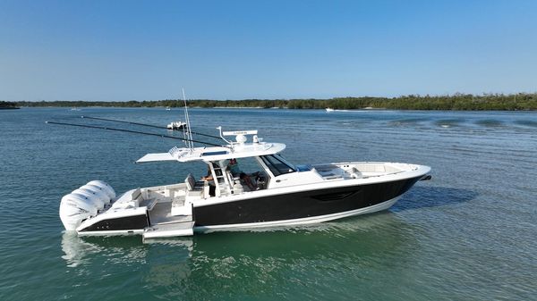 Pursuit S 428 Sport