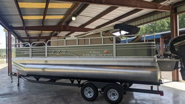 Sun Tracker Party Barge 20 DLX