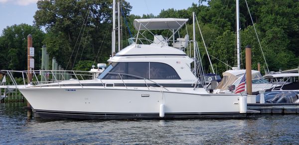 Bertram 33II Flybridge Cruiser image