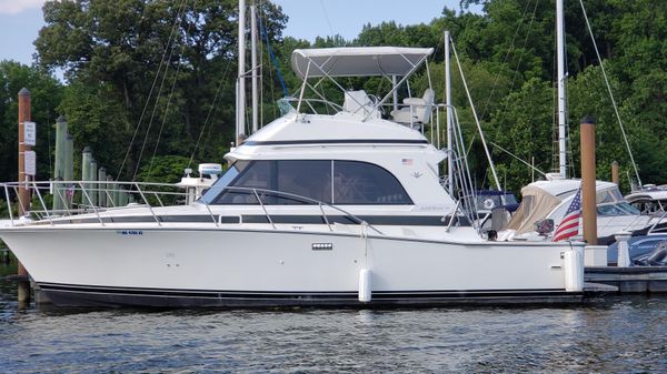 Bertram 33II Flybridge Cruiser