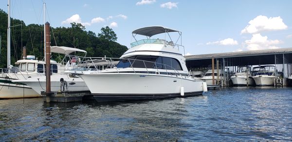 Bertram 33II Flybridge Cruiser image