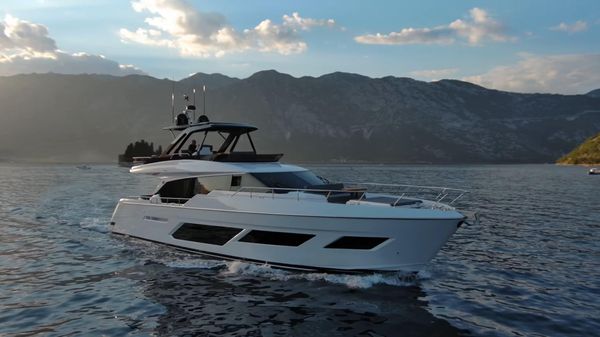 Ferretti Yachts 720 