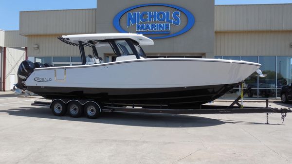 Robalo R360 Center Console 