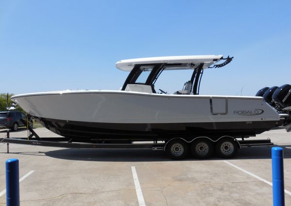 Robalo R360-CENTER-CONSOLE image