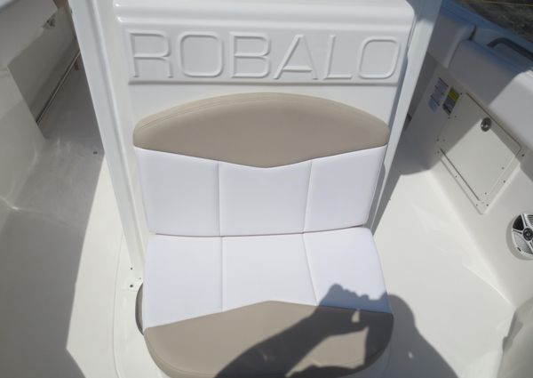 Robalo R242-CENTER-CONSOLE image