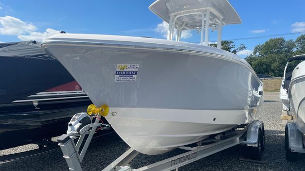 Robalo R230 Center Console