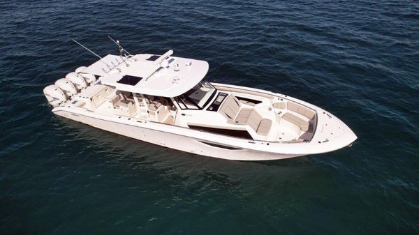 Pursuit S 428 Sport