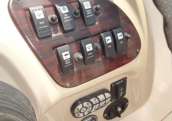 Chaparral Signature 260 image